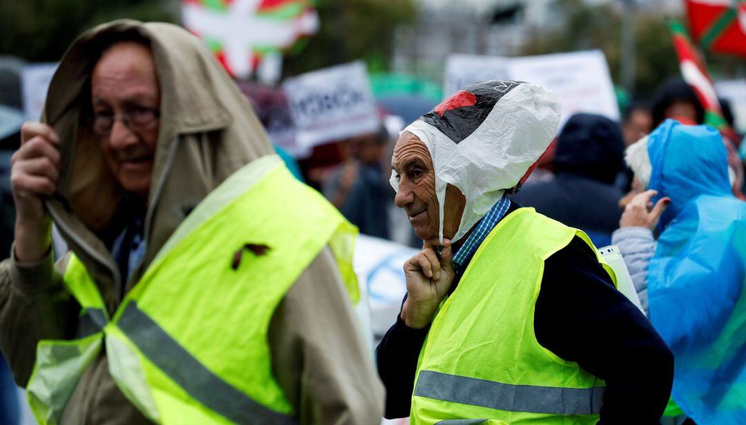 Los manifestantes tuvieron que hacer frente al viento y a la lluvia