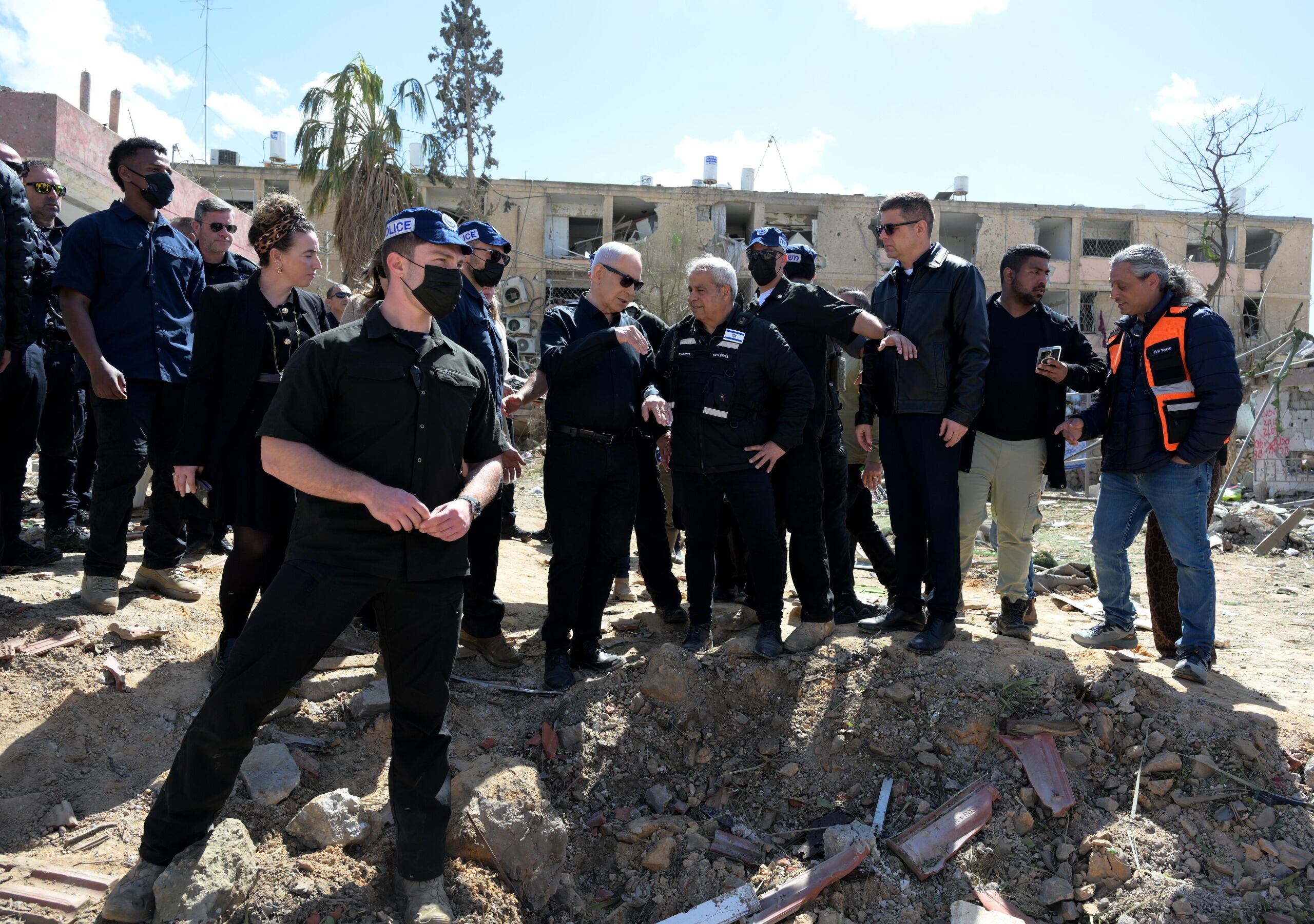 El primer ministro israelí, Benjamín Netanyahu (c), durante su visita este domingo a la localidad de Dimona, donde se ubica el llamado Centro de Investigación Nuclear del Néguev, y que sufrió un impacto de un misil iraní que causó 47 heridos.