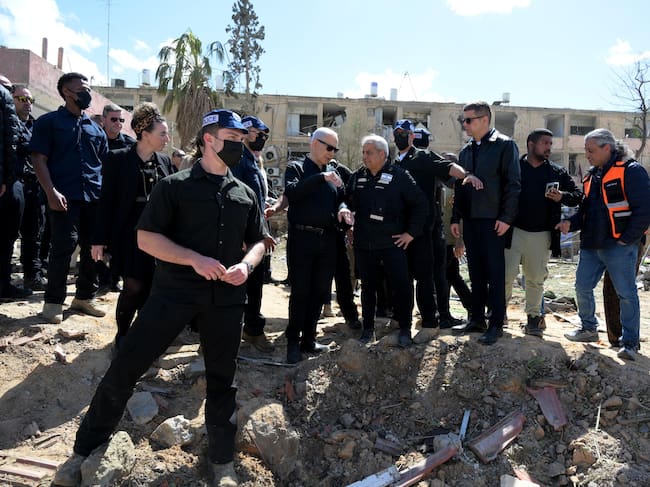 El primer ministro israelí, Benjamín Netanyahu (c), durante su visita este domingo a la localidad de Dimona, donde se ubica el llamado Centro de Investigación Nuclear del Néguev, y que sufrió un impacto de un misil iraní que causó 47 heridos.