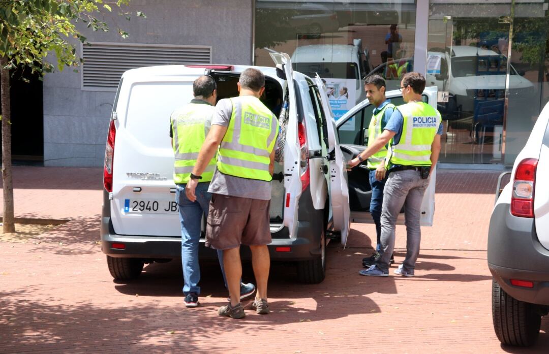 Imagen de los agentes de la policía científica de los Mossos que trabajaron en la investigación del crimen