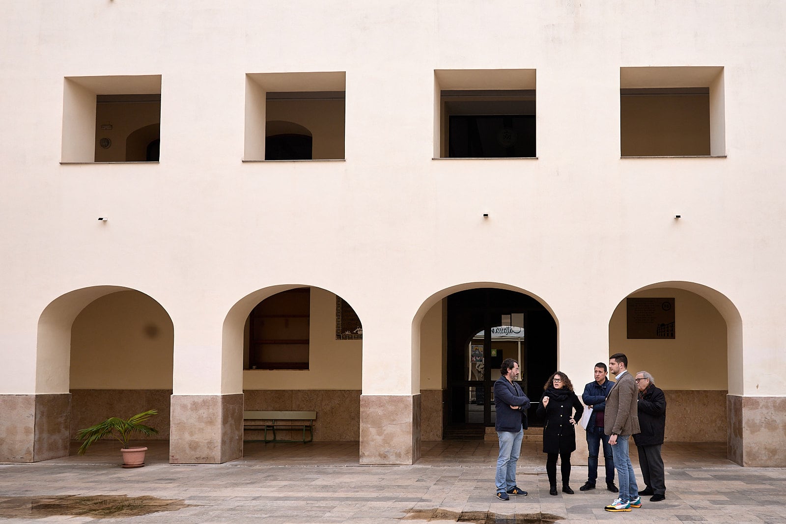 Las autoridades municipales y representantes de la fundación Padre Leandro Calvo en el claustro de l&#039;Escola Pia de Gandia.