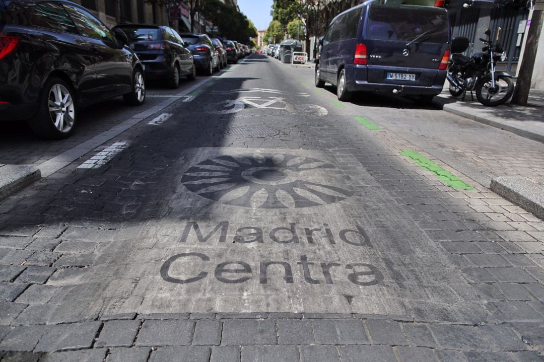 Distintivo de Madrid Central en una de las calles del centro.