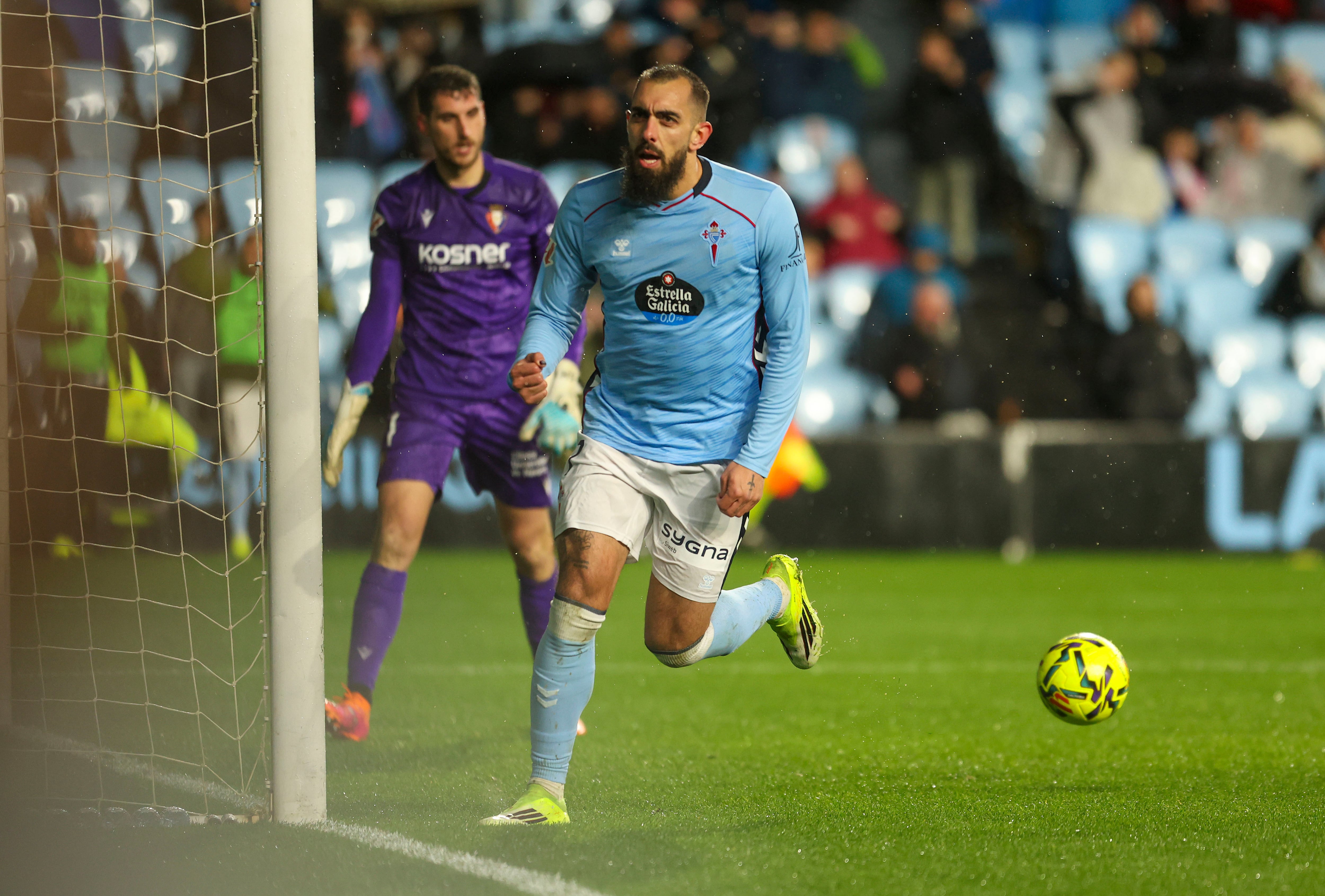 VIGO (PONTEVEDRA), 06/02/2026.- El delantero del Celta Borja Iglesias tras marcar de penalti, durante el partido de LaLiga que Celta de Vigo y CA Osasuna disputan este viernes en el estadio de Balaídos. EFE/Salvador Sas