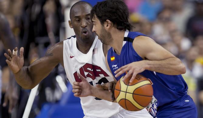 El base de la selección española de baloncesto Juan Carlos Navarro (d) avanza con el balón ante la defensa de Kobe Bryant, de la selección de Estados Unido