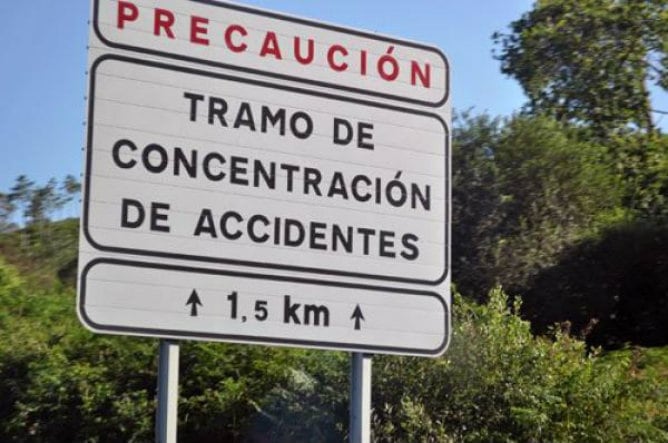 Señal de tráfico que informa sobre un tramo en el que se concentran gran cantidad de accidentes