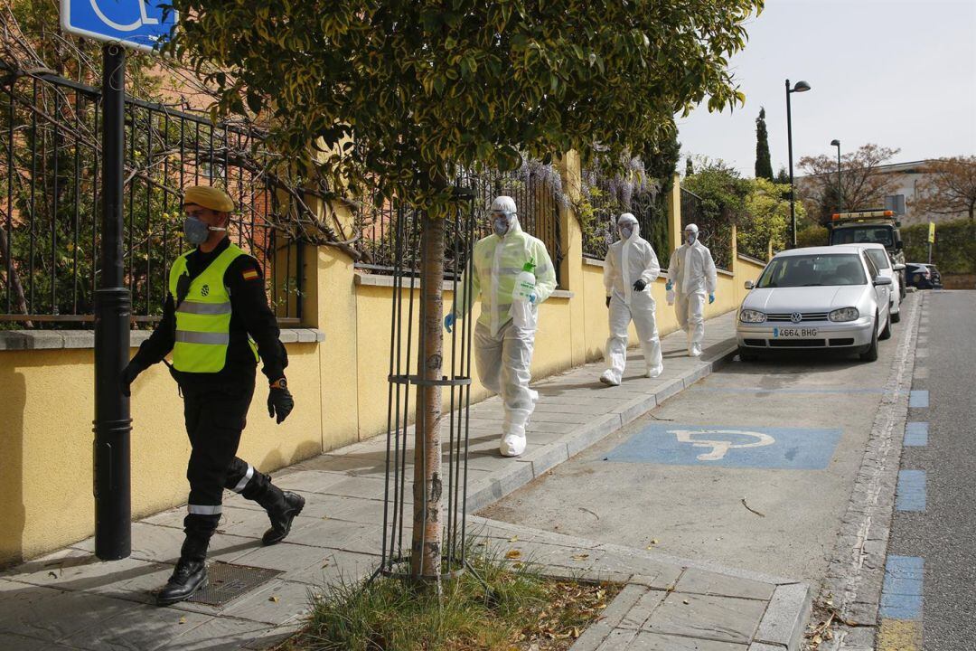 Miembros de la UME entrando en la residencia de mayores de La Zubia (Granada) para desinfectar las instalaciones ante el coronavirus