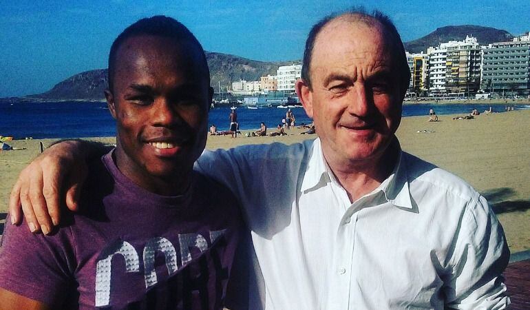 Nacho Mendoza y José Luis Celaya posan en las playas de Las Palmas.
