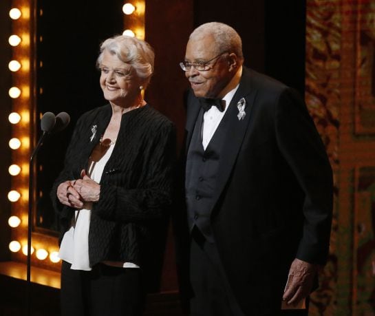 Angela Lansbury y James Earl Jones durante los premios