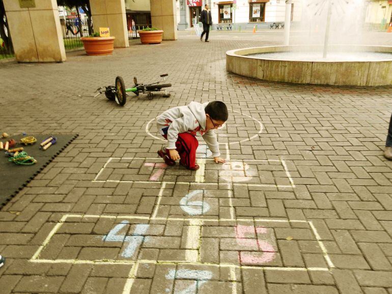 Un niño jugando a la ruyela