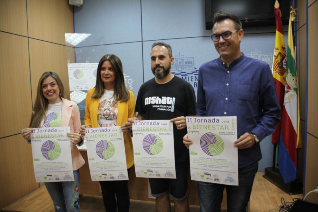 Auxiliadora del Olmo junto a organizadores de la II Jornada para el Bienestar.