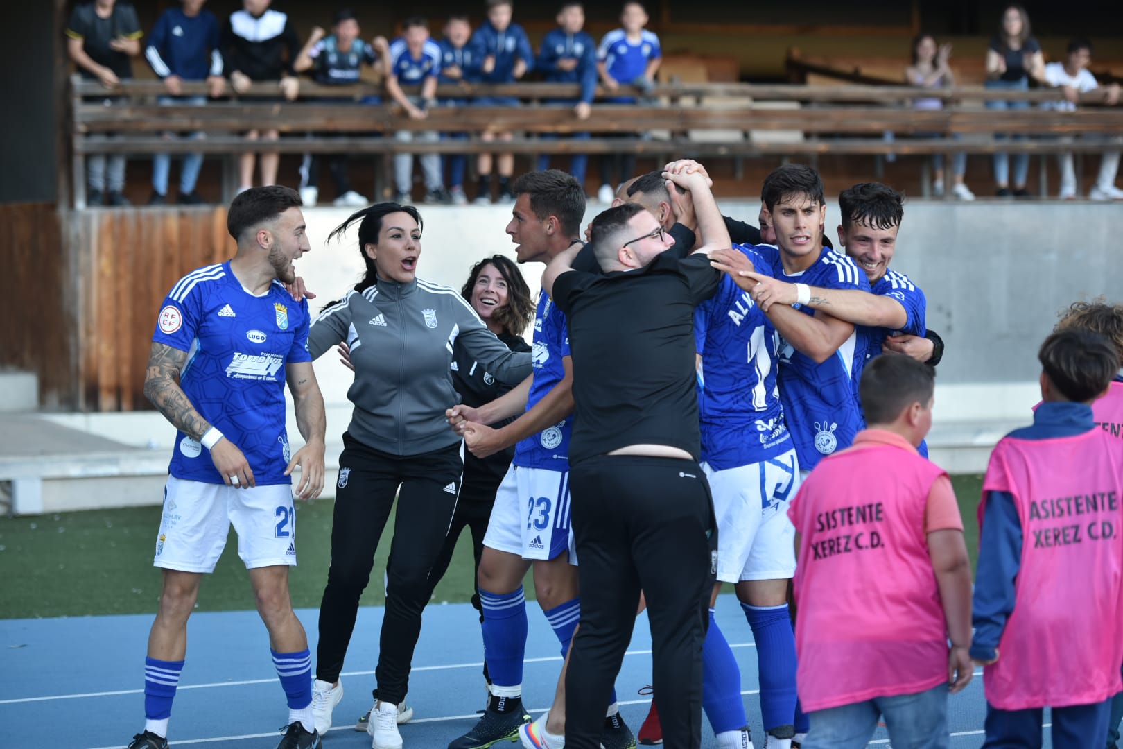 Jugadores del Xerez CD celebrando el gol en el banquillo