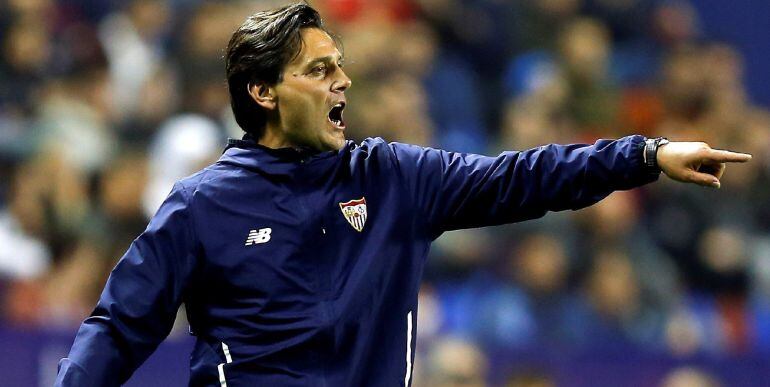 El entrenador dirige a su equipo en el partido frente al Levante