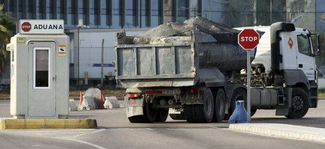 Un camión cargado de piedra cruza la aduana con Gibraltar