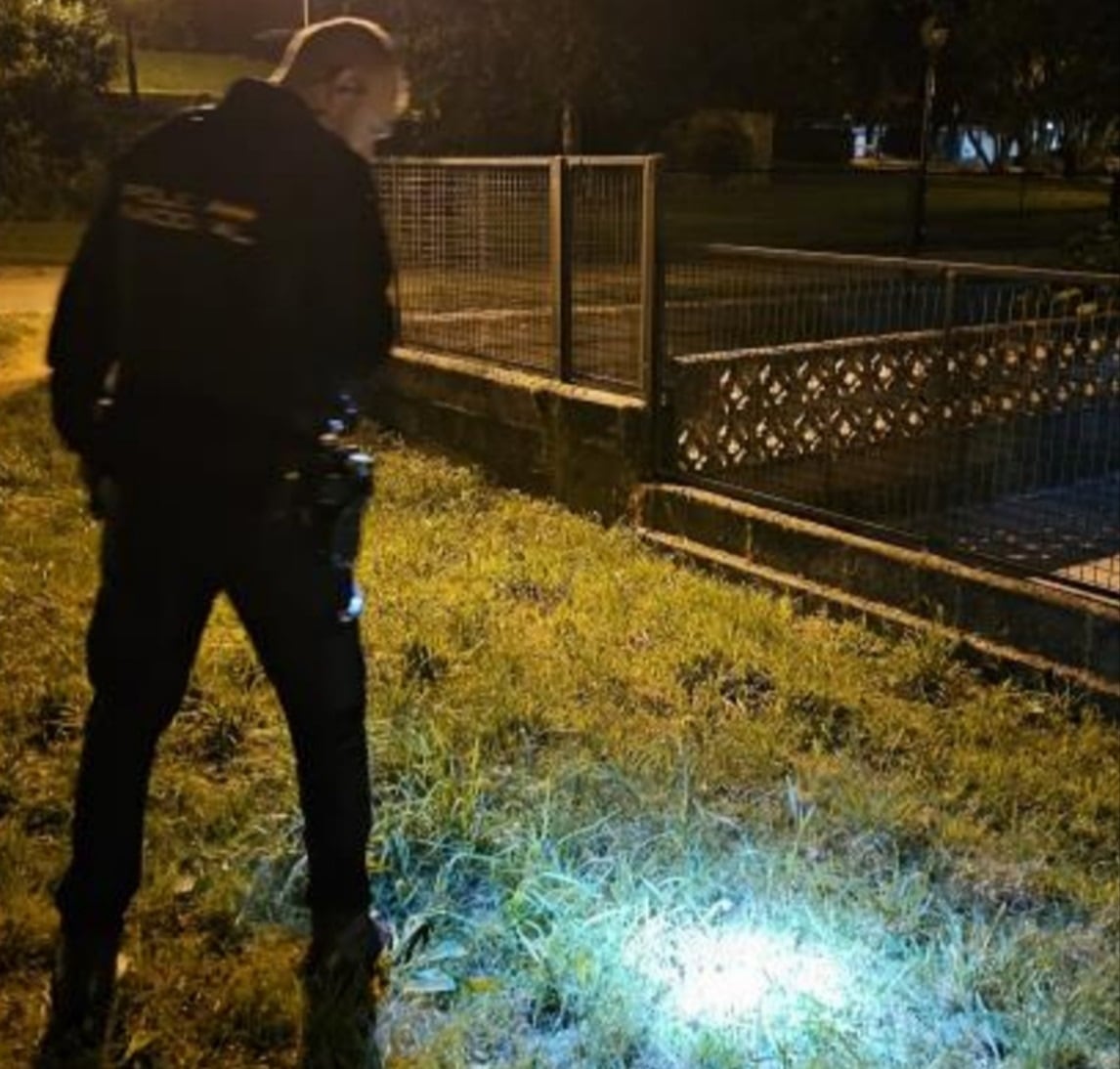 Un agente de la Policía Nacional en el lugar donde se produjo una tentativa de homicidio en Vigo