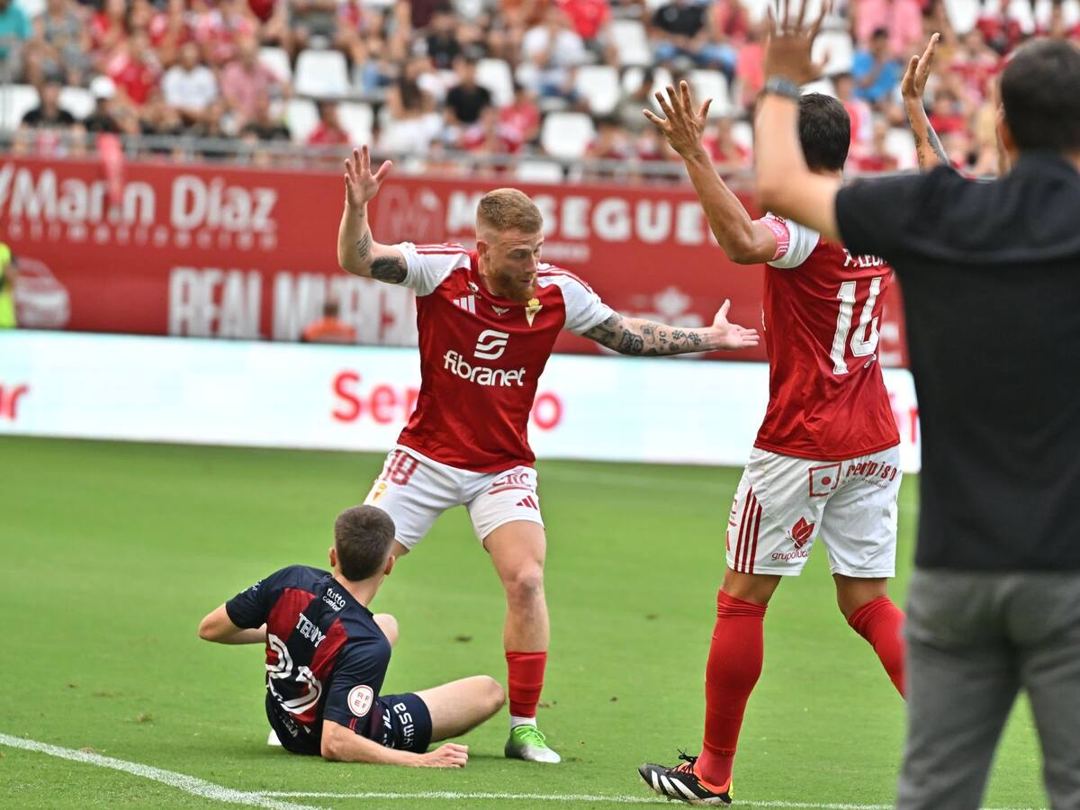 La contraportada del Real Murcia: "Un equipo provisional"