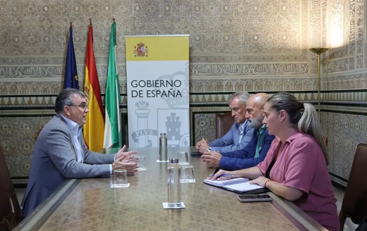 El subdelegado del Gobierno, José Antonio Montilla se reúne con los agricultores de la costa de Granada