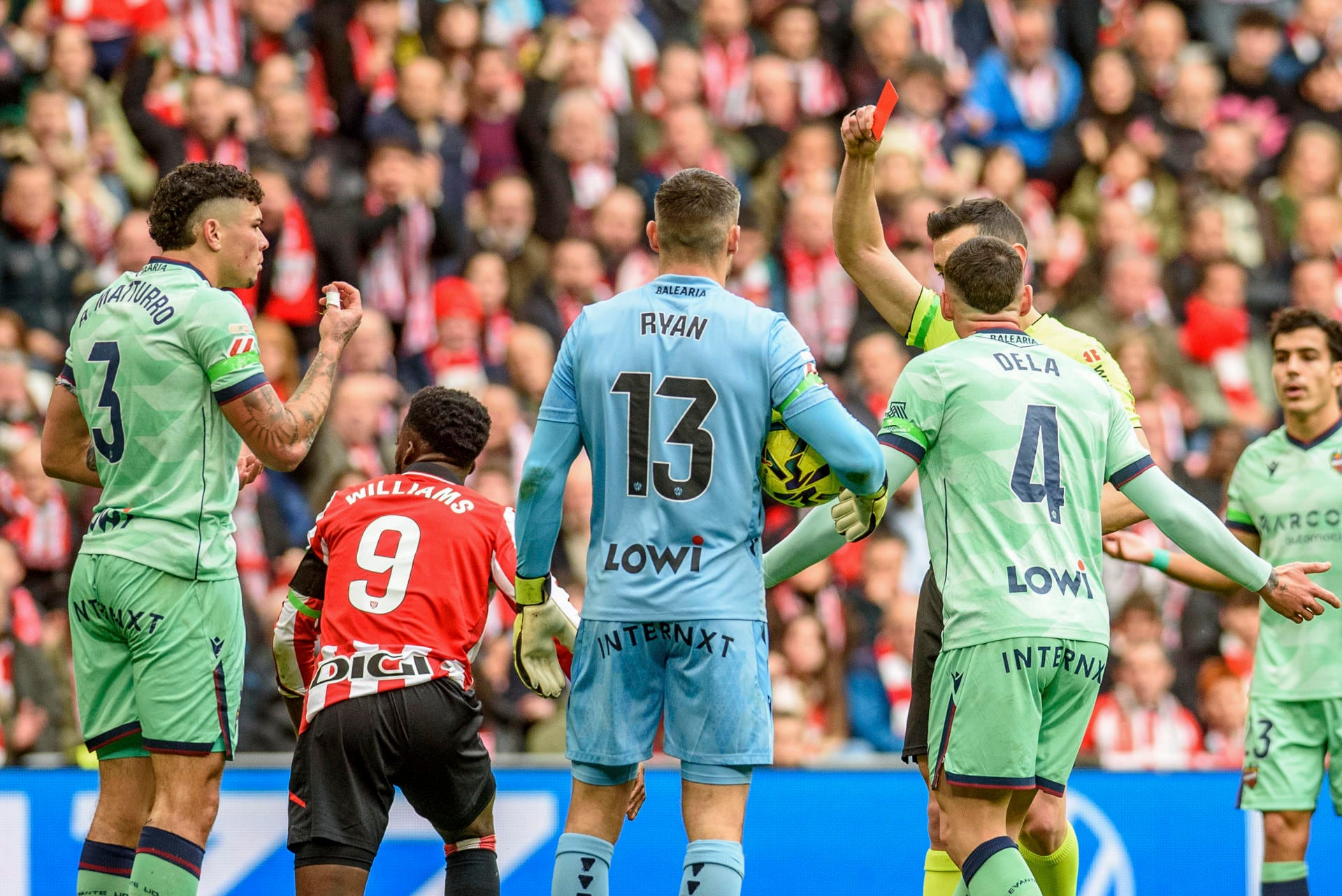 BILBAO, 08/02/2026.- El defensa uruguayo del Levante Alan Matturro (i), ha visto tarjeta roja durante el partido de Liga en Primera División ante el Athletic Club que disputan este domingo en el estadio de San Mamés, en Bilbao. EFE/Javier Zorrilla