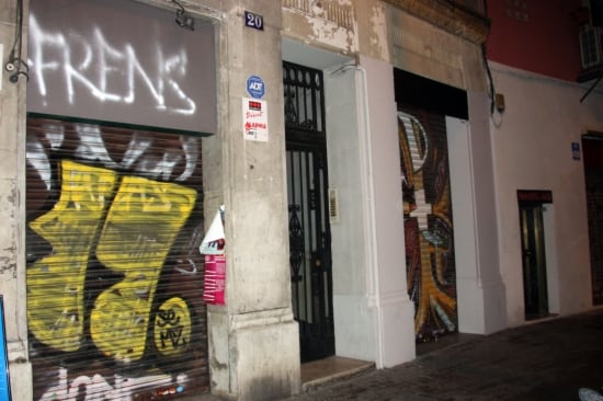 Portal de l'edifici on s'ha trobat el nen mort