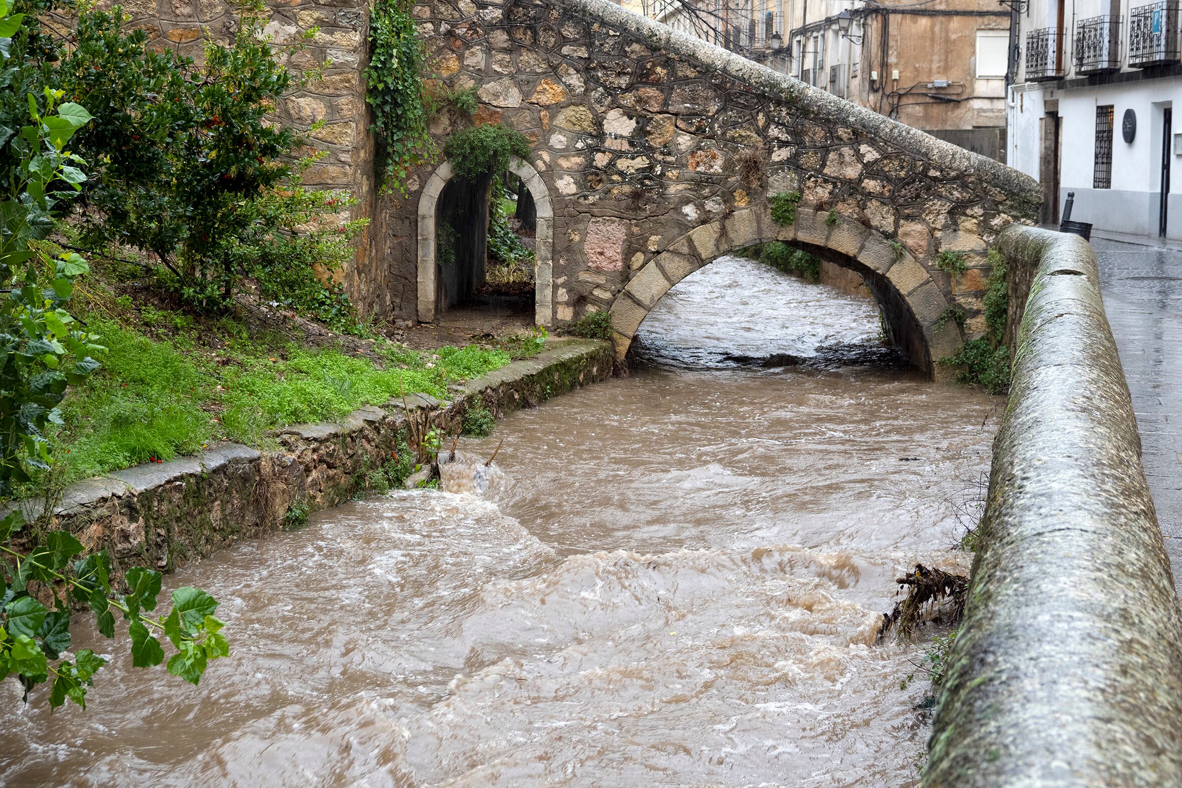 Vista del río Huécar este martes en Cuenca tras las copiosas lluvias caídas en los últimos días.