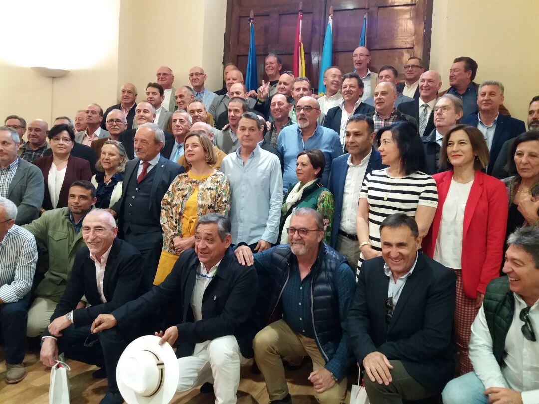 Foto de familia de los trabajadores municipales jubilados durante este año. Plaza de Trascorrales