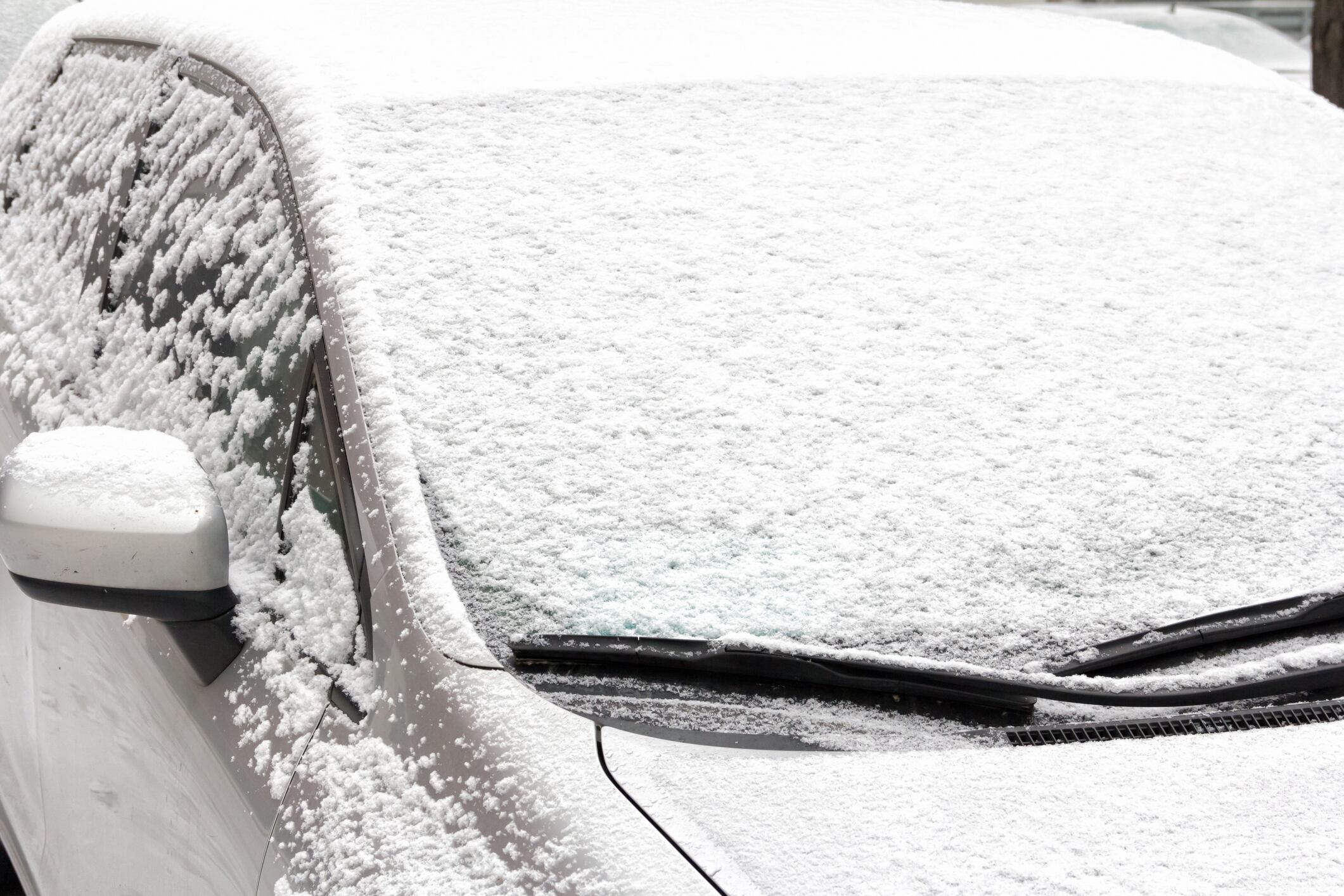 Un coche cubierto por la nieve