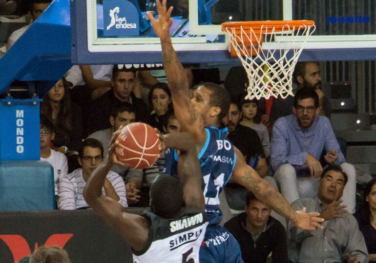 GRA223. ANDORRA. 11/10/2015.- El pívot del Dominion Bilbao Basket James Shawn (2d) intenta tirar a canasta ante la defensa del ala-pívot del MoraBanc Andorra Beto Gomes, durante el partido de la primera jornada de la Liga ACB que se juega esta tarde en el pabellón del Poliesportiu d&#039;Andorra. EFE/Jordi Domingo