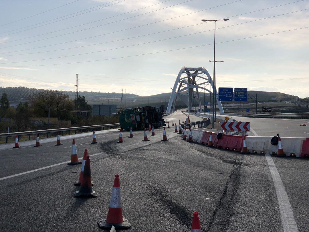 Vuelco de un camión en el puente Ibn Firnás.