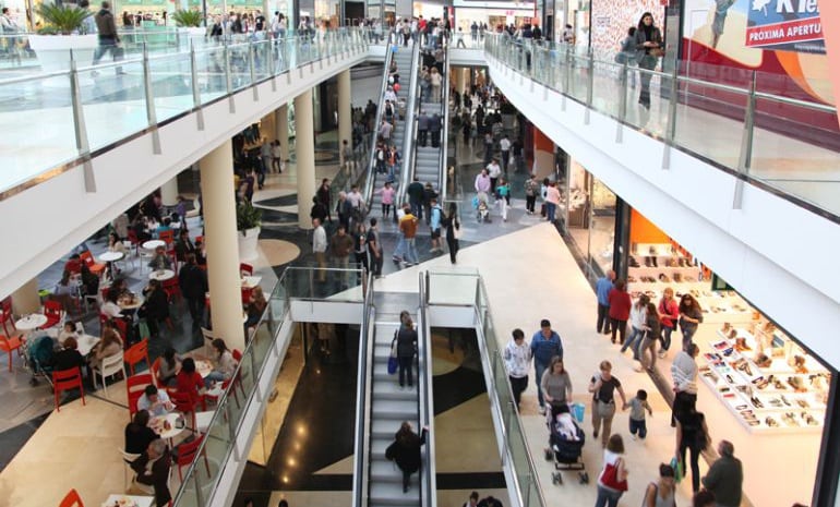 Interior del Centro Comercial ARENA