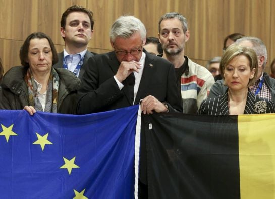 Empleados de la Comisión Europea participan en un minuto de silencio en memoria de las víctimas de los atentados de Bruselas