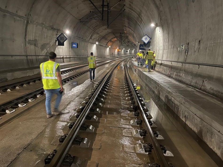 Operarios de Adif durante las tareas de achique de agua del túnel