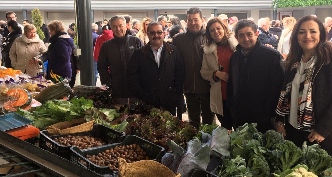 Responsables políticos en la inauguración del renovado mercado de abastos de Peal de Becerro.