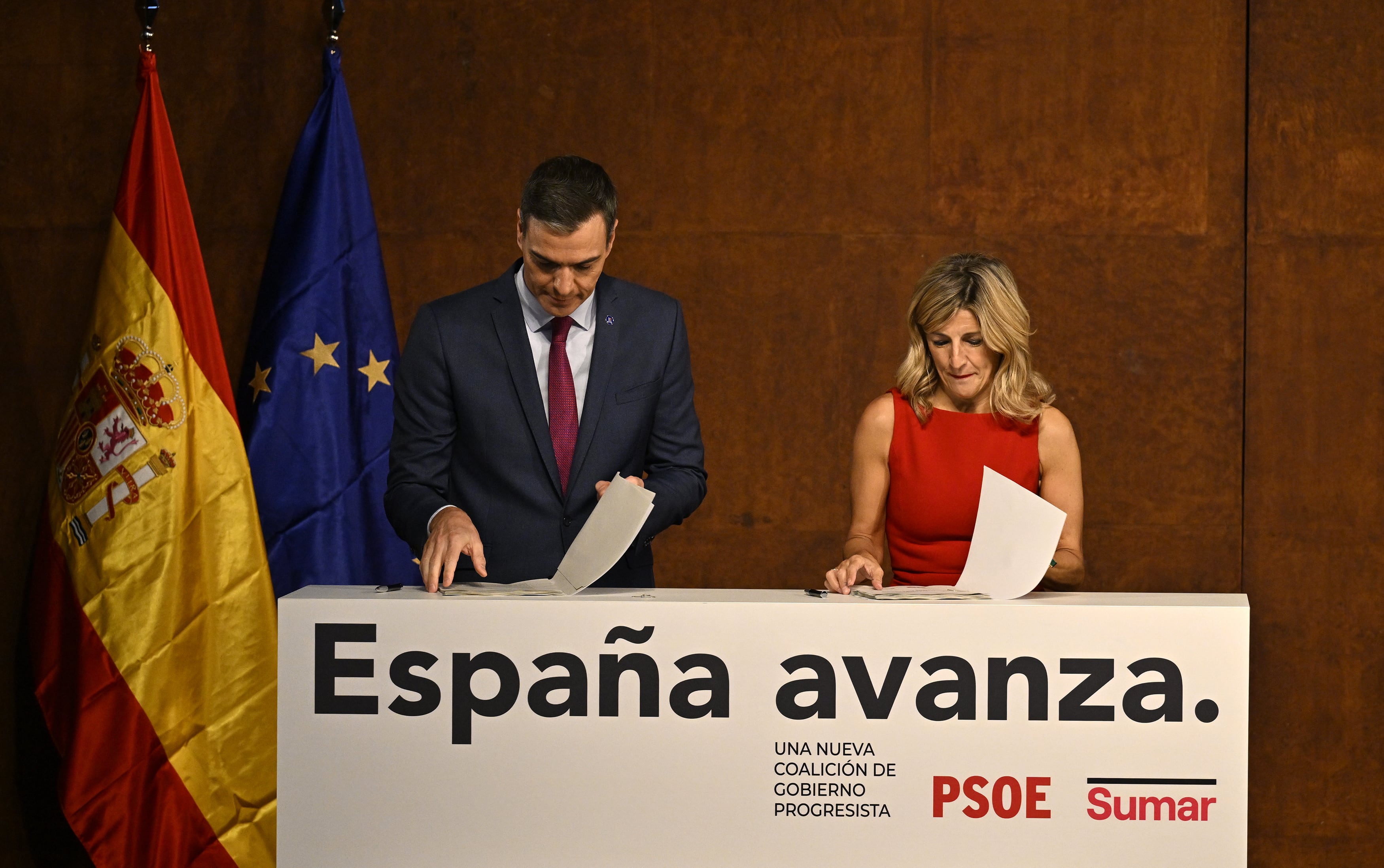 Pedro Sánchez y Yolanda Díaz en el momento en el que firman el acuerdo de la nueva legislatura ante los medios.