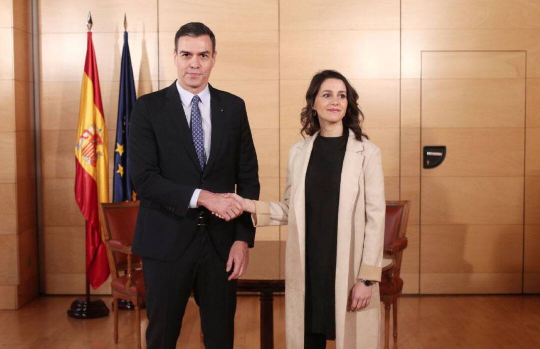 El presidente del Gobierno en funciones, Pedro Sánchez y la líder de Ciudadanos, Inés Arrimadas, posando juntos. 