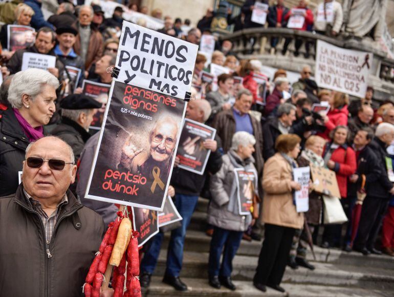 La plataforma de pensionistas de Bizkaia ha celebrado hoy concentraciones en Bilbao así como en los principales municipios del territorio