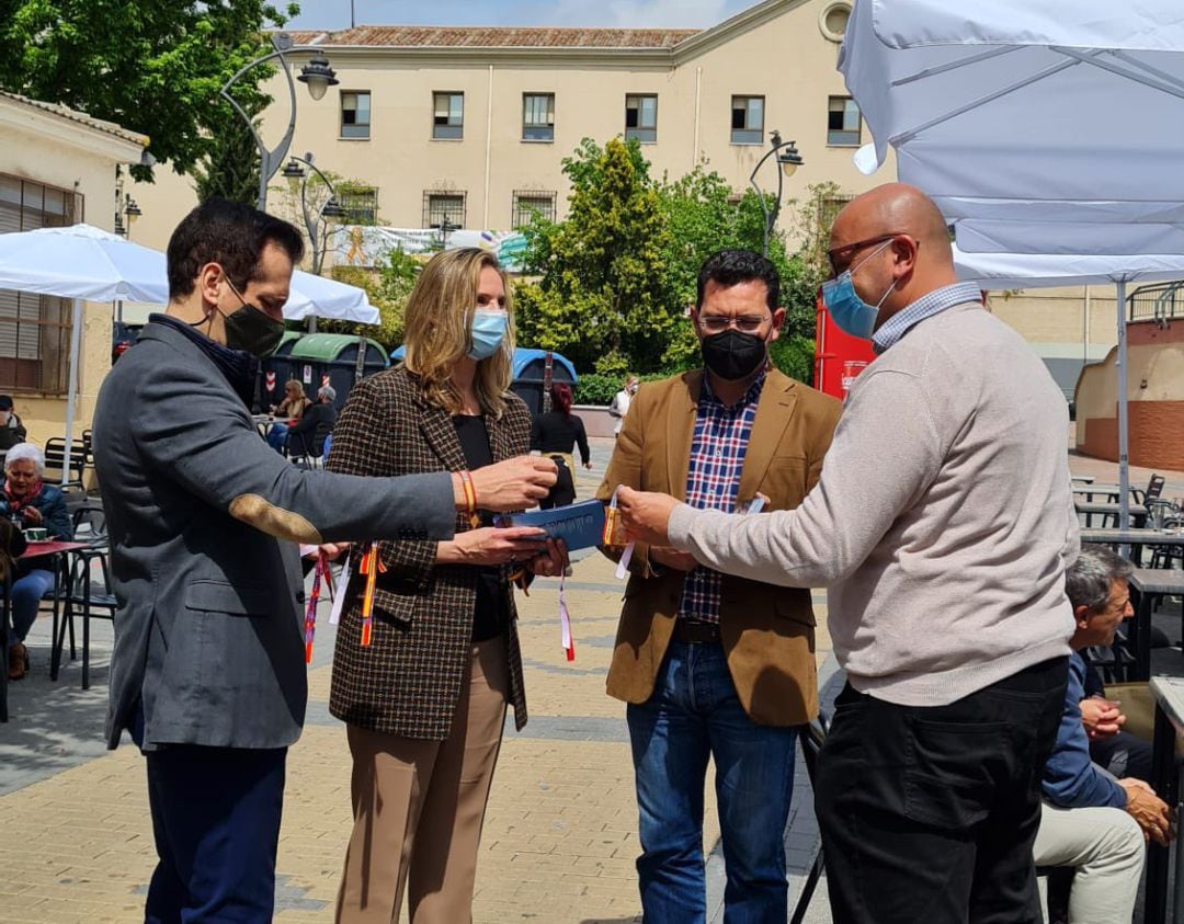 Paloma Martín (c), junto al portavoz del PP en Getafe, Carlos González Pereira, y el concejal A.J. Mesa.