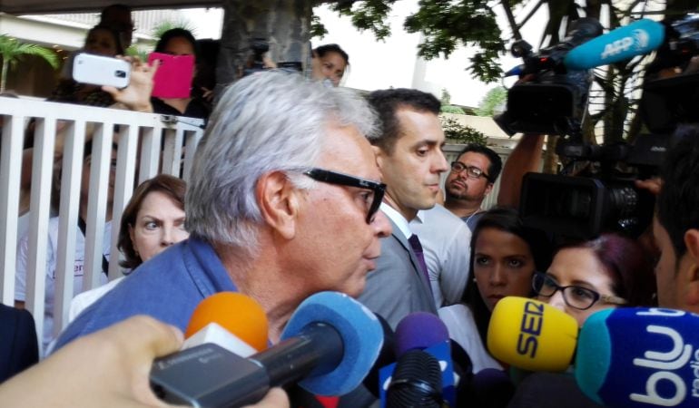 Felipe González respondiendo a los medios tras su entrevista con Antonio Ledesma