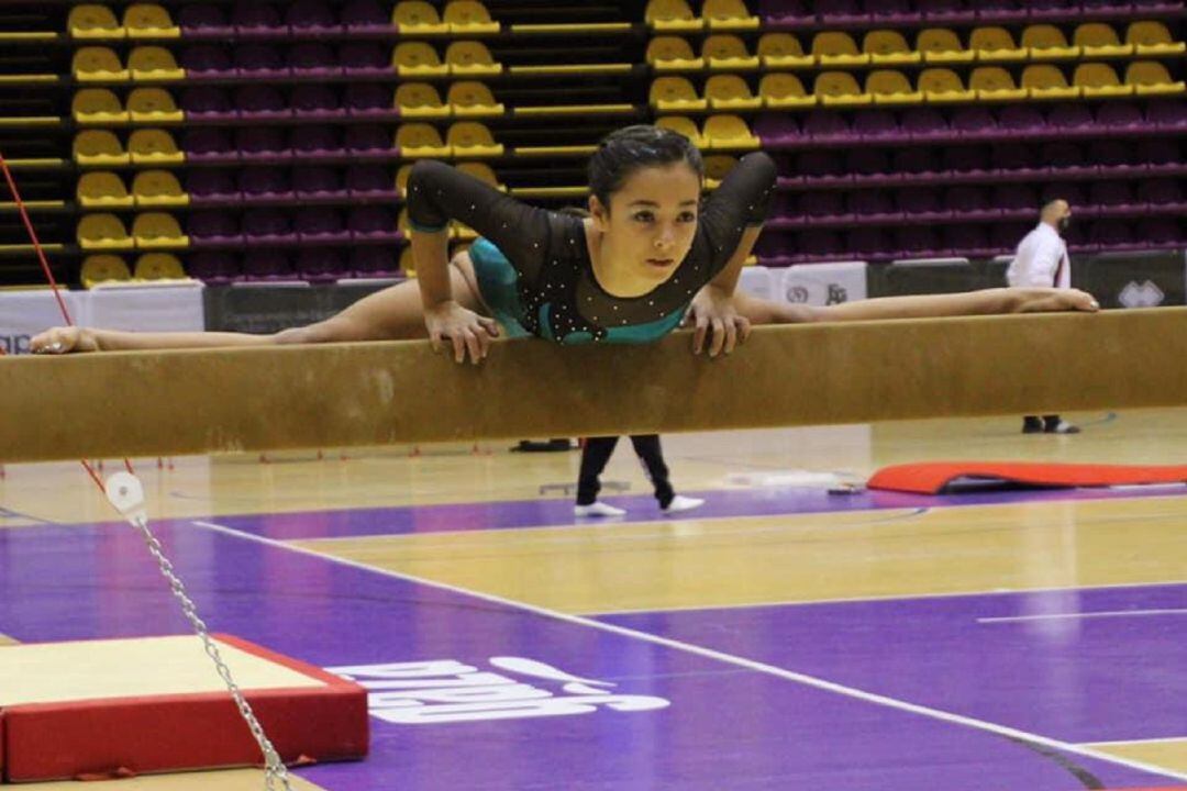 Adriana Díez, en su ejercicio de barra con el que logró el subcampeonato de España.