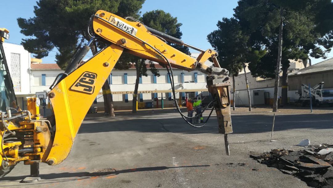 Instalación de las aulas prefabricadas en el patio del Colegio Cervantes de Sax