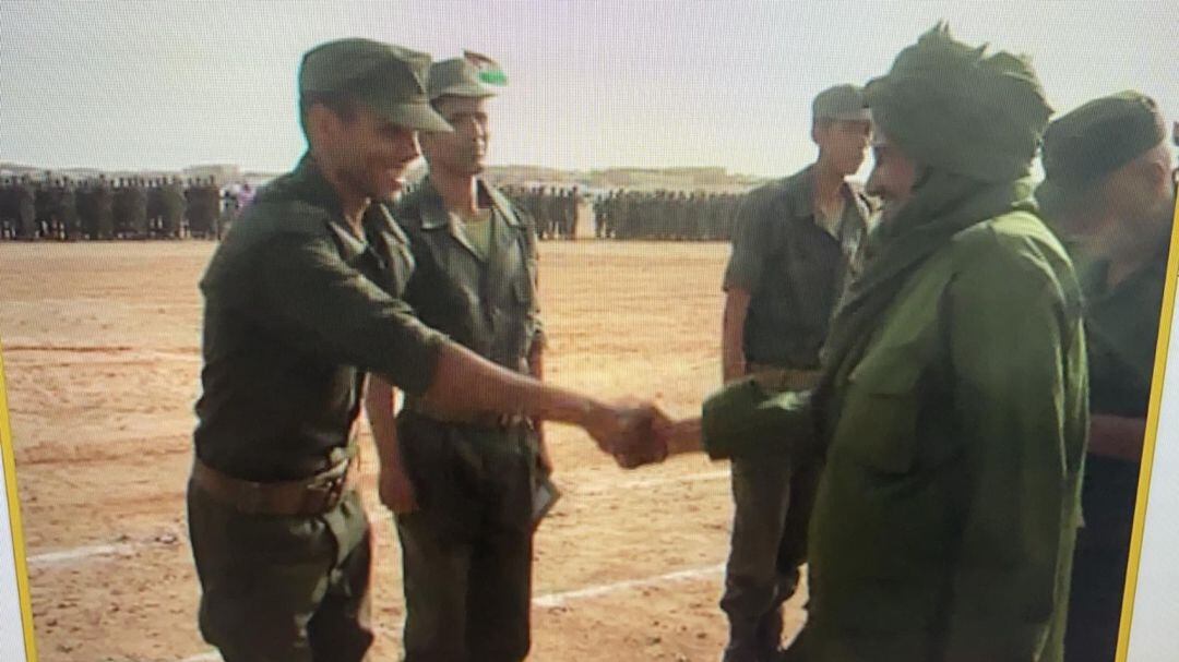 El Dr. Jalil Yumani, el día que se graduó del servicio militar, saludando al entonces presidente del a RASD, Mohamed Abdelaziz (cedida)