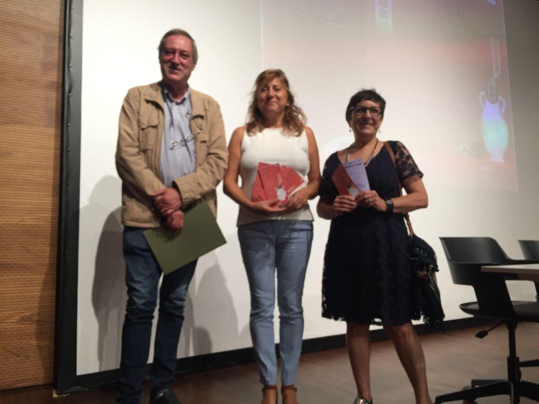 Manuel Molinos, Pilar Salazar y Concepción Choclán posan tras la presentación de las actividades en el Museo Íbero