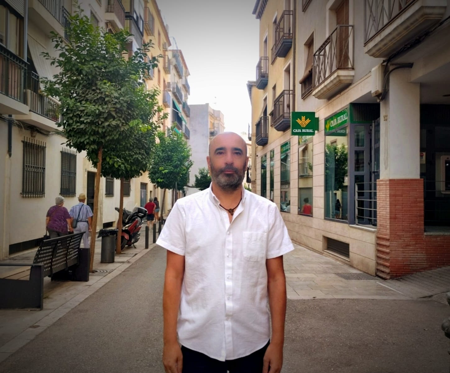 El poeta Martín Lorenzo Paredes Aparicio posa en la calle Martínez Molina, del casco antiguo de Jaén capital.