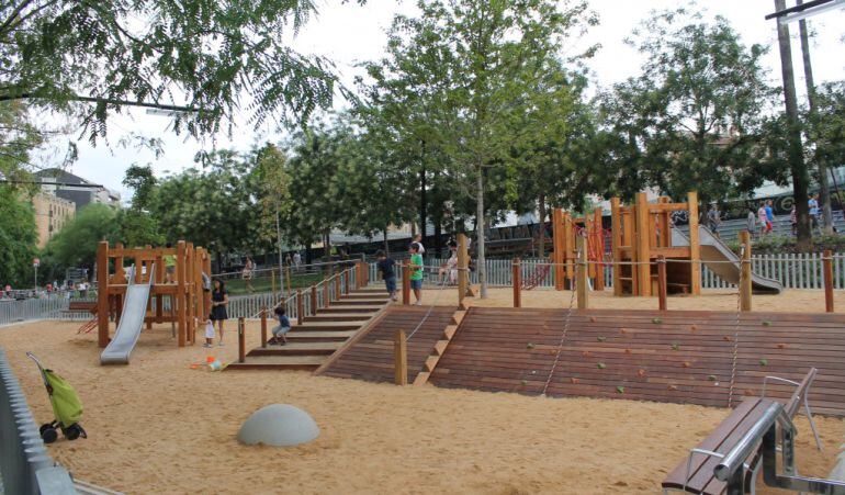 Imatge d&#039;una de les àrees renovades durant el 2015, en aquest cas, la de la plaça Lesseps