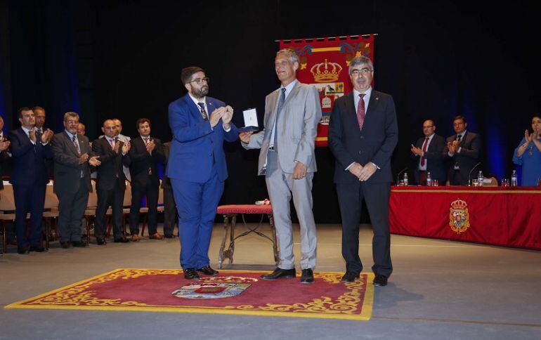 El presidente y CEO de la Unidad de Negocio en Europa de Plastic Omnium, Patrick Le Garrec, recogió la Medalla de Oro de la Diputación Provincial