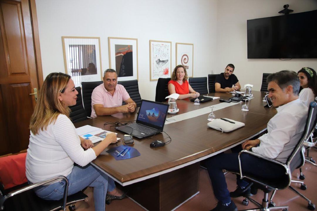 La presidenta del Cabildo de Lanzarote, María Dolores Corujo, junto al consejero de Turismo, Ángel Vázquez, en la reuinón con el equipo de Promoción Turística.