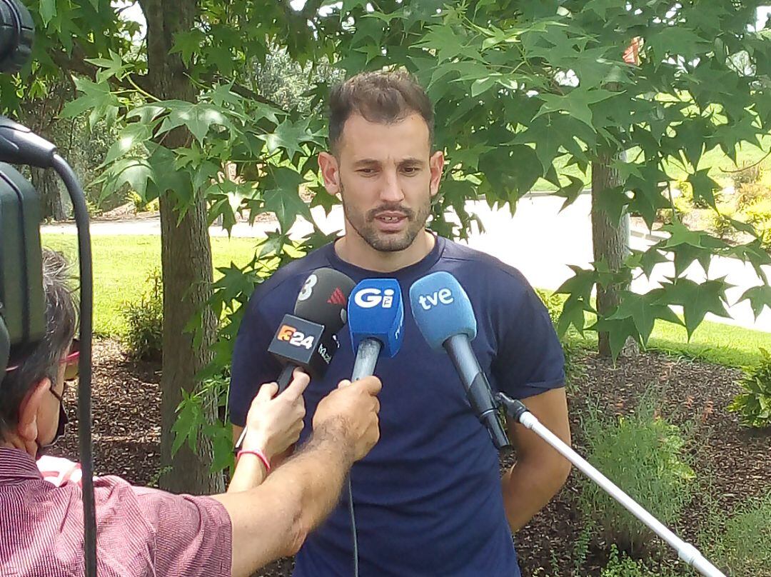 Cristhian Stuani atenent als mitjans.