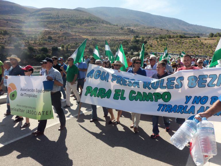 Marcha de los agricultores en defensa de las obras de las canalizaciones de Rules