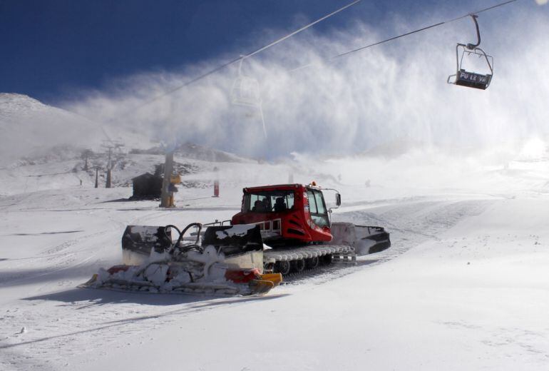 Comienza el pisado de las pistas en Sierra Nevada (Granada)