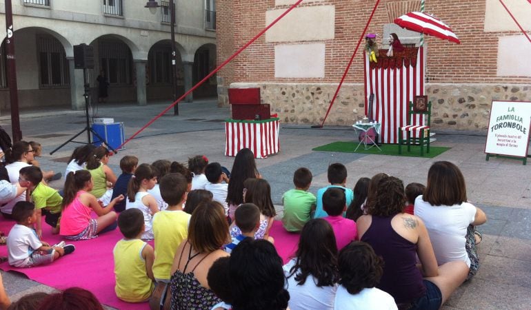 La Plaza de la Constitución es uno de los escenarios de &#039;Titirisanse&#039;, donde disfrutan tanto grandes como pequeños 