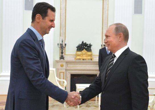 MOS20 MOSCÚ (RUSIA) 21/10/2015.- Fotografía facilitada hoy, 21 de octubre de 2015, que muestra al presidente ruso, Vladimir Putin (dcha), junto a su homólogo sirio, Bachar al-Asad (izda), durante su reunión en el Kremlin (Moscú) ayer, 20 de octubre de 201