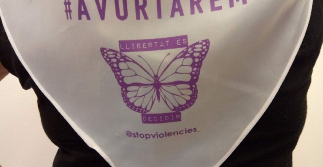 Una dona amb un mocador amb el lema de la campanya "Avortarem"